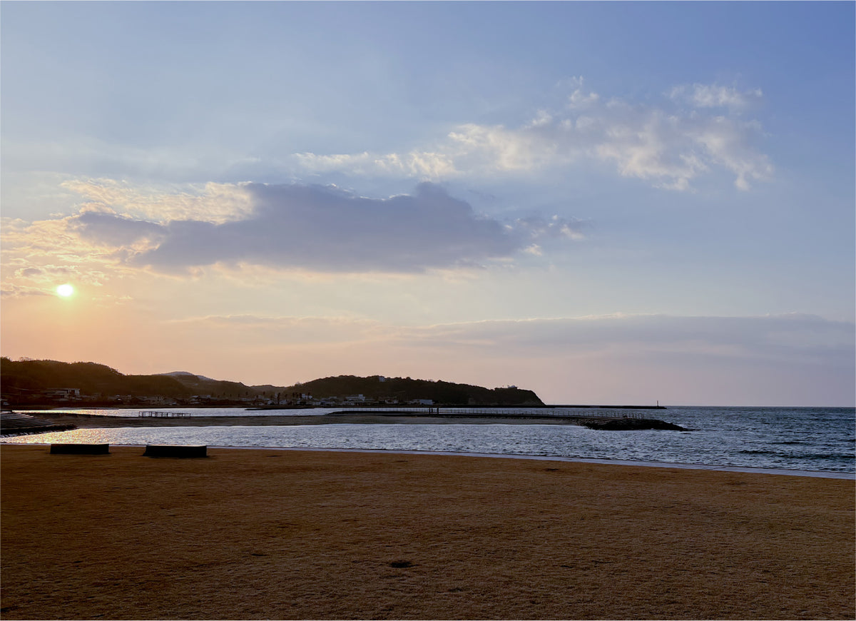 Morning sea shoreline, the inspiration for hibi sense. Sea